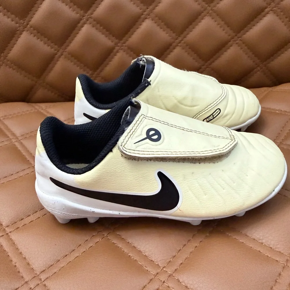 Nike Toddler Soccer Cleats size 9 - Picture 1 of 9